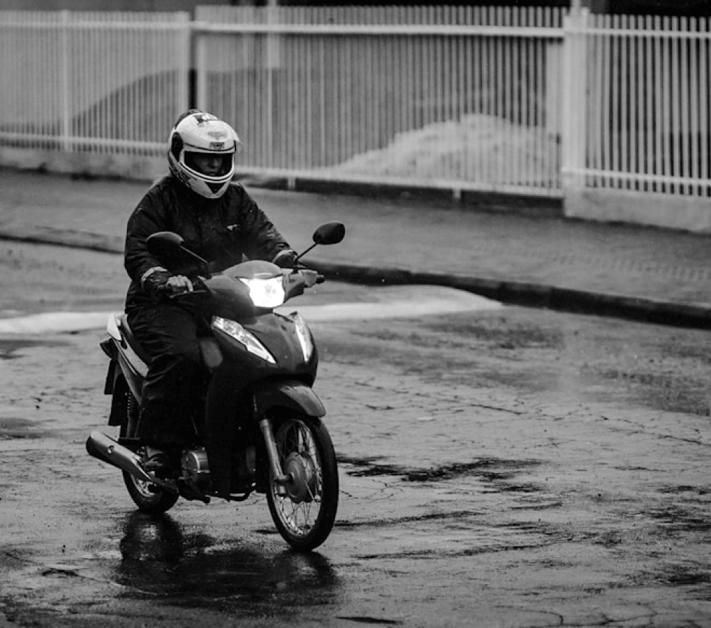 Yağmurluk Gerçekten Ne Zaman Gerekli? Mevsime Göre Sürüş Ekipmanları